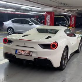 Mareš má rád luxusní vozidla.