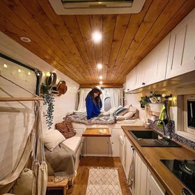 Obytňák je velmi prostorný. Na výlety budou jezdit zanedlouho již ve třech.