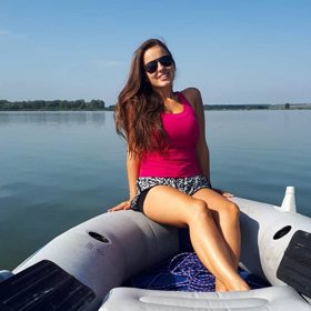 Miluje výlety a cestování.