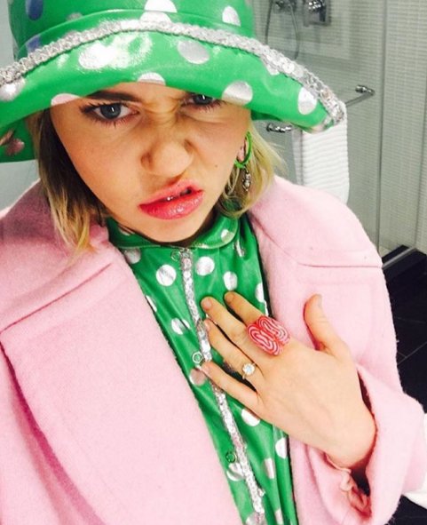 Tady ukazuje Miley s poněkud zvláštním výrazem ve tváři svůj prstýnek. Nezdá se vám, že jde o ten stejný, který před dvěma lety od Liama dostala?