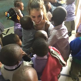 Meadow jde v tatínkových stopách a věnuje se charitě.