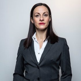 Manažerku hraje Tereza Vilišová.