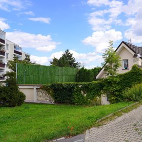 K domu náleží i malá zahrada.