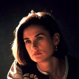 Demi Moore byla po dvou rozvodech single velmi dlouho. Nejdříve se rozvedla s Brucem Willisem a poté s Ashtonem Kutcherem. V roce 2012 se ocitla v situaci, kdy měla ošklivé záchvaty vyvolané drogou.