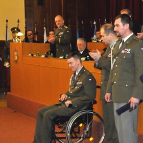 Vladimír Šupa (druhý zprava) utrpěl zranění v Afghánistánu. Jeho vozidlo najelo na minu.