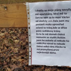 U piety za Václava Havla někdo zanechal vzkaz.