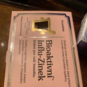 Charouzovi bylo doporučeno, aby si koupili roušky.