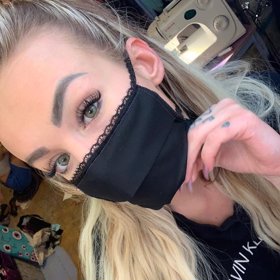 Daisy Lee se jako jedna z mnoha dala také na šití roušek.