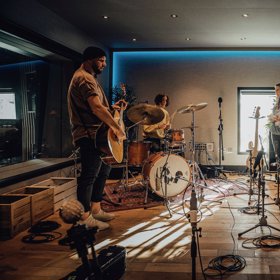 Lenny nakoplá Red Bullem dokazuje, že Londýn její tvorbě svědčí!