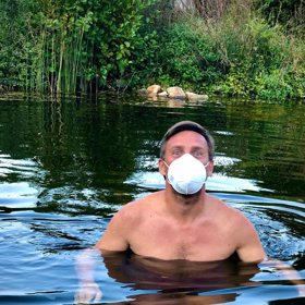 Zpěvák a herec Roman Vojtek nesundává roušku ani při otužování.