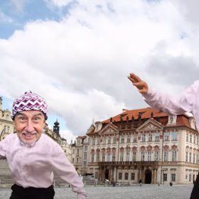 Píseň začíná slovy: "Jsem tady zase, furt nejsem v base."