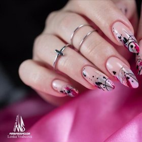 Lenka Vrabcová je uznávaná nehtová designérka.