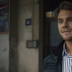 Jednoho z profesorových sousedů si zahrál Vojta Dyk.