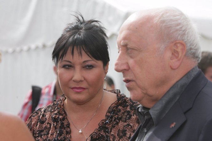 FOTO: Dagmar a Felix už si zřejmě půjdou brzy lehnout a tak řeší hrobové místo. – stránka 1399