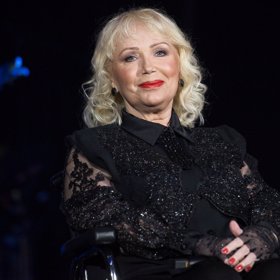 Těžkou životní zkoušku dokázala překonat a opět zpívat a skládat hudbu.