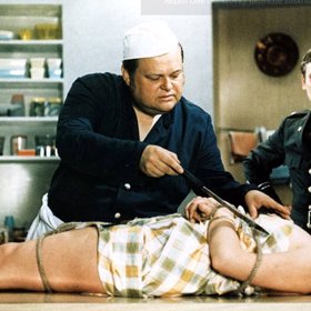 Jan Libíček (kuchař Bobo) se před Cupákem alias Steinerem chystá porcovat telecí.