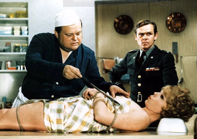 FOTO: Jan Libíček (kuchař Bobo) se před Cupákem alias Steinerem chystá porcovat telecí. – stránka 7