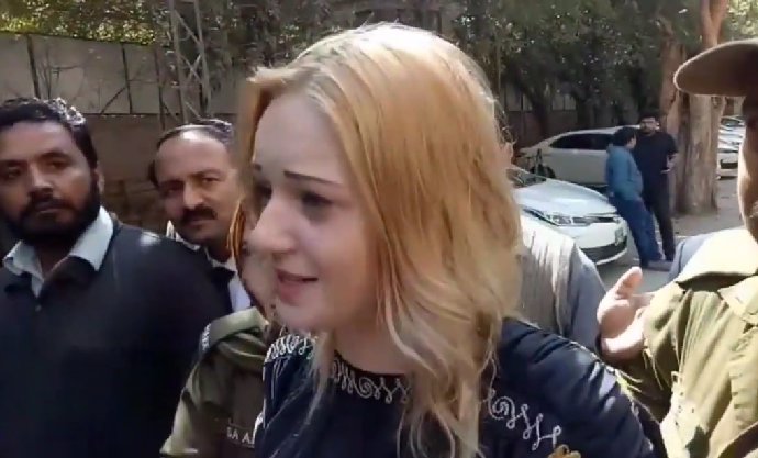 FOTO: Tereza nevěří, že jde sedět. – stránka 9