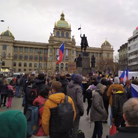 Organizátoři děkovali za to, že zúčastnění občané nevěří vládě.