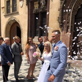 Všude létaly bílé okvětní lístky.