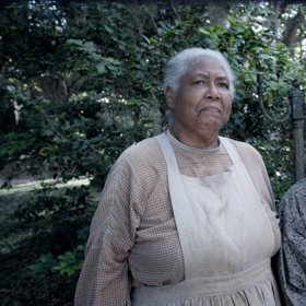 Hrála také v seriálech, dlouho se objevovala v Doktorce z Dixie.