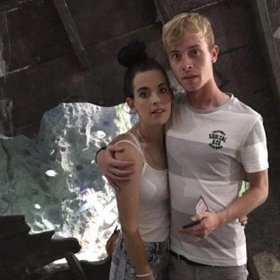 Ryan a Jess. Vztah se rozpadl kvůli nevěře v rodině.