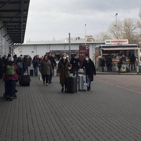 Letiště Schönefeld je plné roušek.