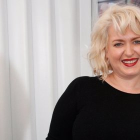 Se svou dcerou vyjede také na hory.