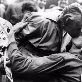 Polibek zlatých manželů Zátopkových na olympiádě v Helsinkách roku 1952.