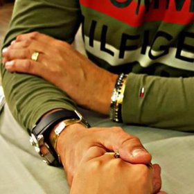 Vladimír Růžička a Marie Růžičková se drží za ruku.