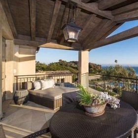 Obrovský balkón vyzývá k relaxu.