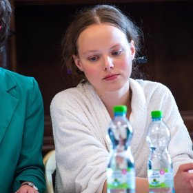 Herečka zaujme pro svou netypicky nenápadnou krásu.