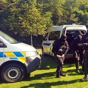 Už v sobotu večer musela zasahovat policie u asi padesátky lidí, kteří protestovali proti zavření hospody.