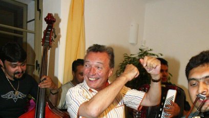 FOTO: Karel Gott tančí na rytmy romské muziky.