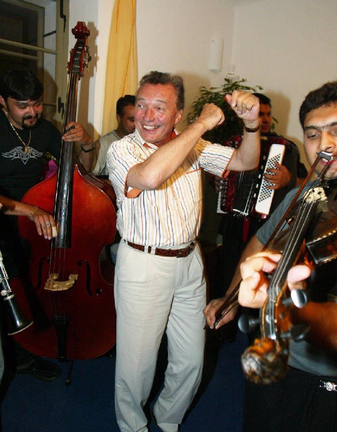 FOTO: Karel Gott tančí na rytmy romské muziky. – stránka 756