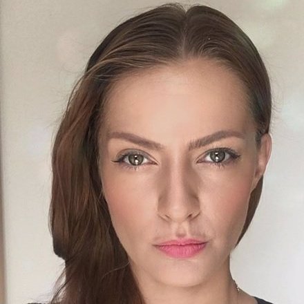 Šárka vyrostla do pozoruhodně krásné ženy.