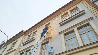 FOTO: Takhle se instalovala vánoční výzdoba v Ulici.