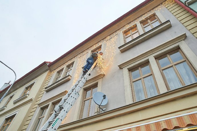 FOTO: Takhle se instalovala vánoční výzdoba v Ulici. – stránka 1348