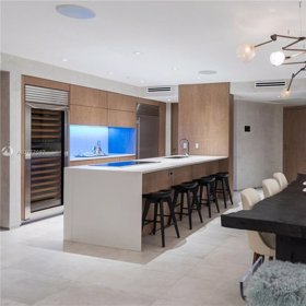 Poté si koupil právě tento luxusnější byt.