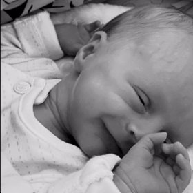 Holčička je na světě už přes měsíc.