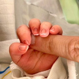 Jméno holčičky úzkostlivě tají.