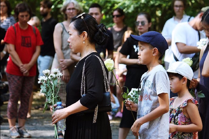 FOTO: Truchlící lid. – stránka 3