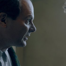 Adrian Jastraban hraje zarytého komunistu. Jan Cina s ním má v seriálu problémy.