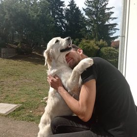 Petr Borkovec si pořídil psa a vypadá šťastně.