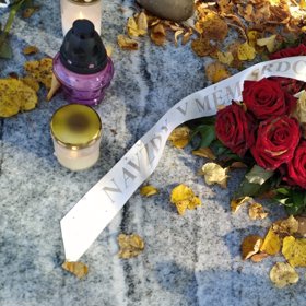 Na jeho hrobě leží spousta květin.