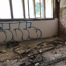 5. Místní si stěžují na party narkomanů.