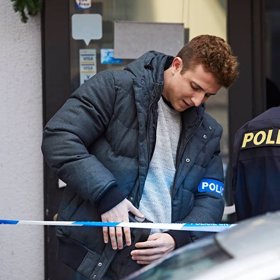 Hraje drsného vyšetřovatele.