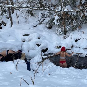 Tereza Ramba předvedla v ledovém potůčku dokonalé pozadí.