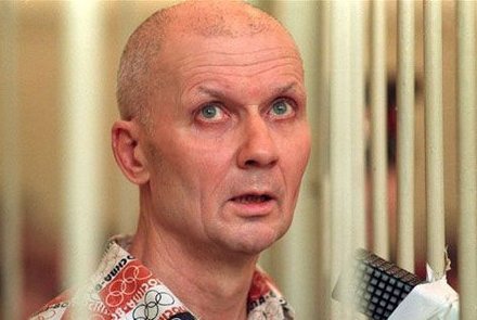 Ruský kanibal Andrej Čikatilo, kterému se přezdívalo také „rostovský řezník“ či „rostovský rozparovač“, zavraždil v letech 1978 až 1990 nejméně 53 žen a dětí.