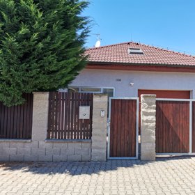 Necelých 20 kilometrů od Prahy má Gabriela Kloudová luxusní dům.